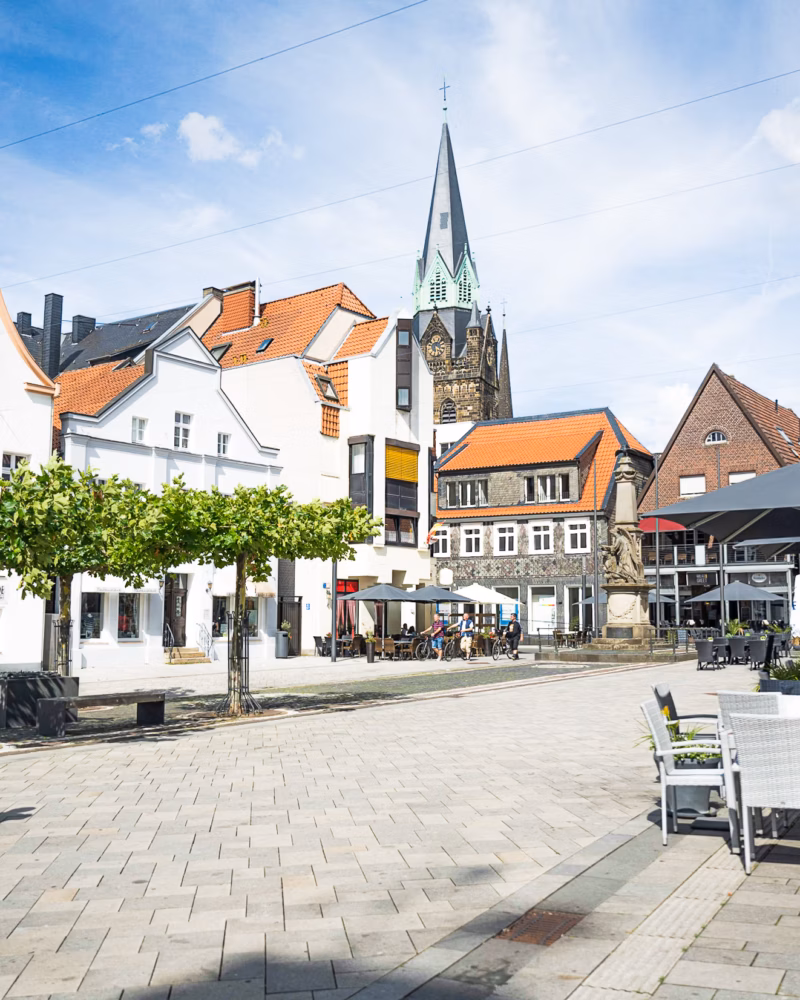 Fast 1.000 Jahre Geschichte haben die Ahlener Innenstadt zu dem gemacht, was sie heute ist: ein historisch geprägter Stadtkern von großer baulicher Vielfalt aus verschiedenen Epochen. Die städtebauliche Qualität der Innenstadt von Ahlen zeichnet sich durch einen vielfältigen Wechsel von historischen Straßenzügen und kleineren wie größeren Platzaufweitungen aus, die durch eine abwechslungsreiche, kleinteilige Architektur begleitet werden.